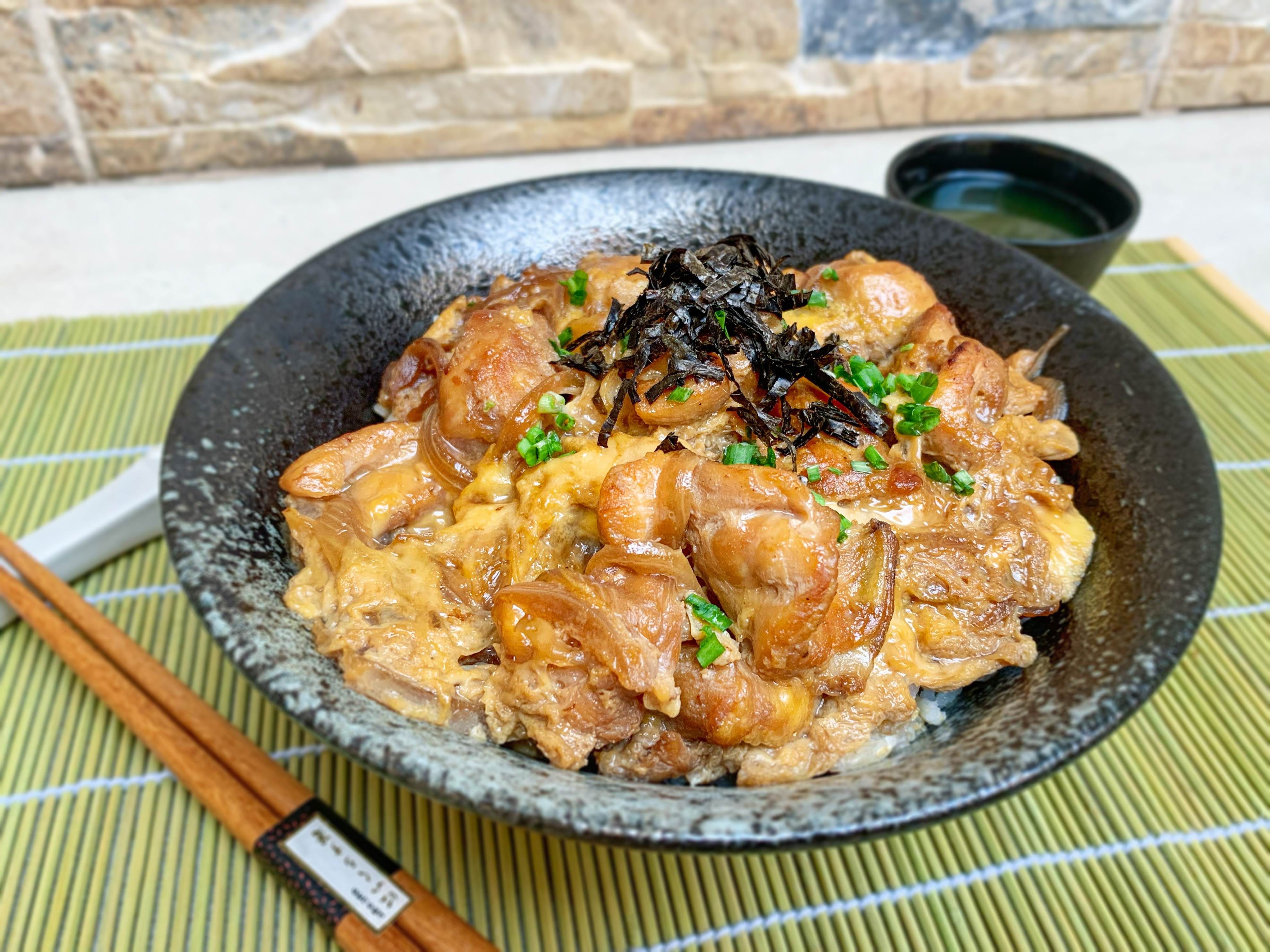 Oyakodon Giapponese (scodella di riso con pollo e uova)