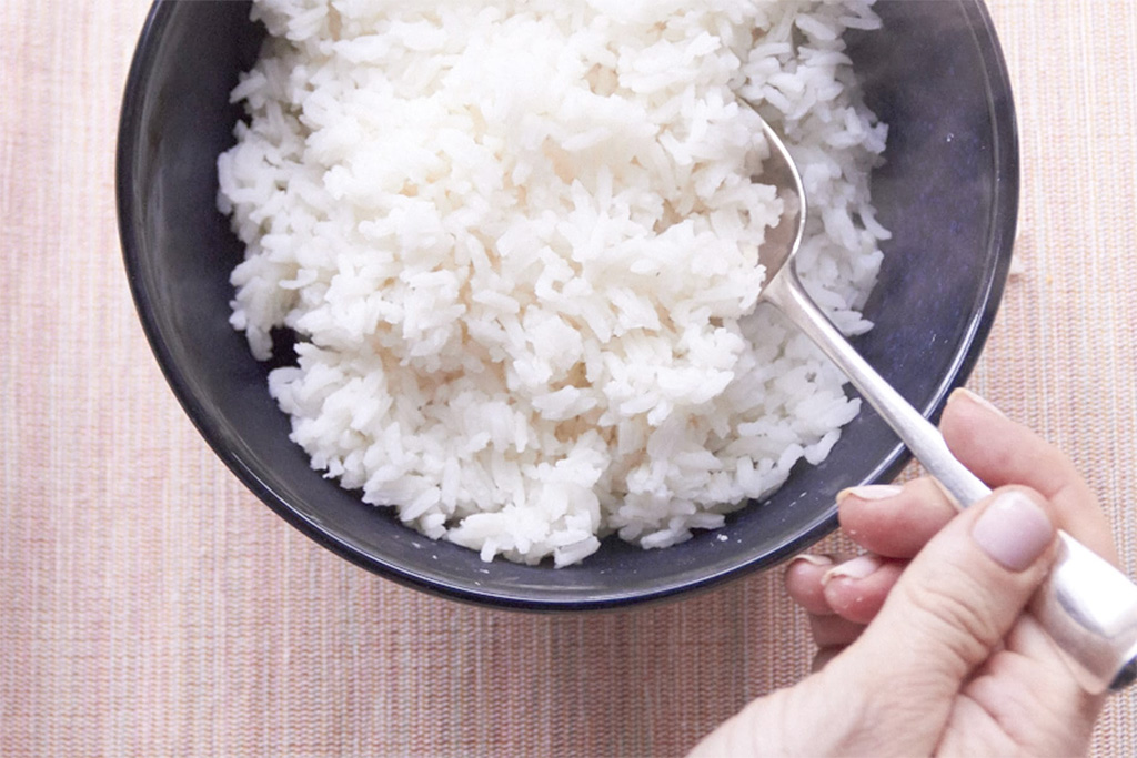 Come cucinare il riso in bianco (senza una vaporiera o cuociriso)